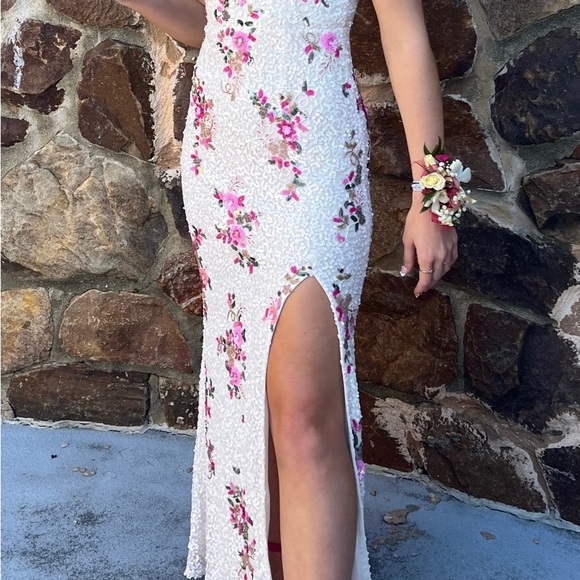 Hand beaded Dress - Picture 4 of 10